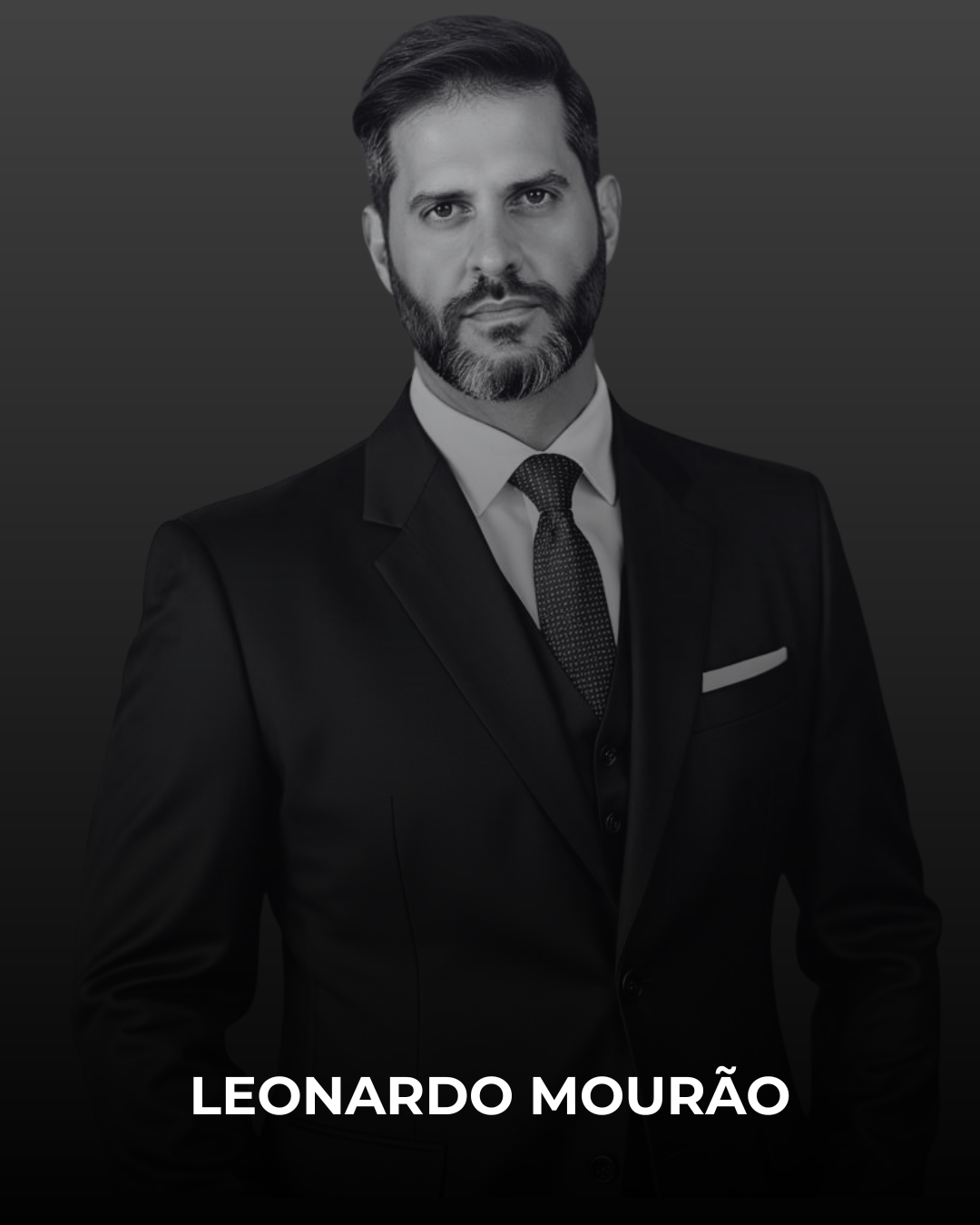 Advogado trabalhista desde 2005, formado pela UNIFEMM e pós-graduado em Direito Material e Processual do Trabalho pela APROBATUM. Com duas décadas de atuação, tornou-se uma das maiores referências do Brasil na defesa de trabalhadores e na comunicação jurídica voltada ao público leigo.