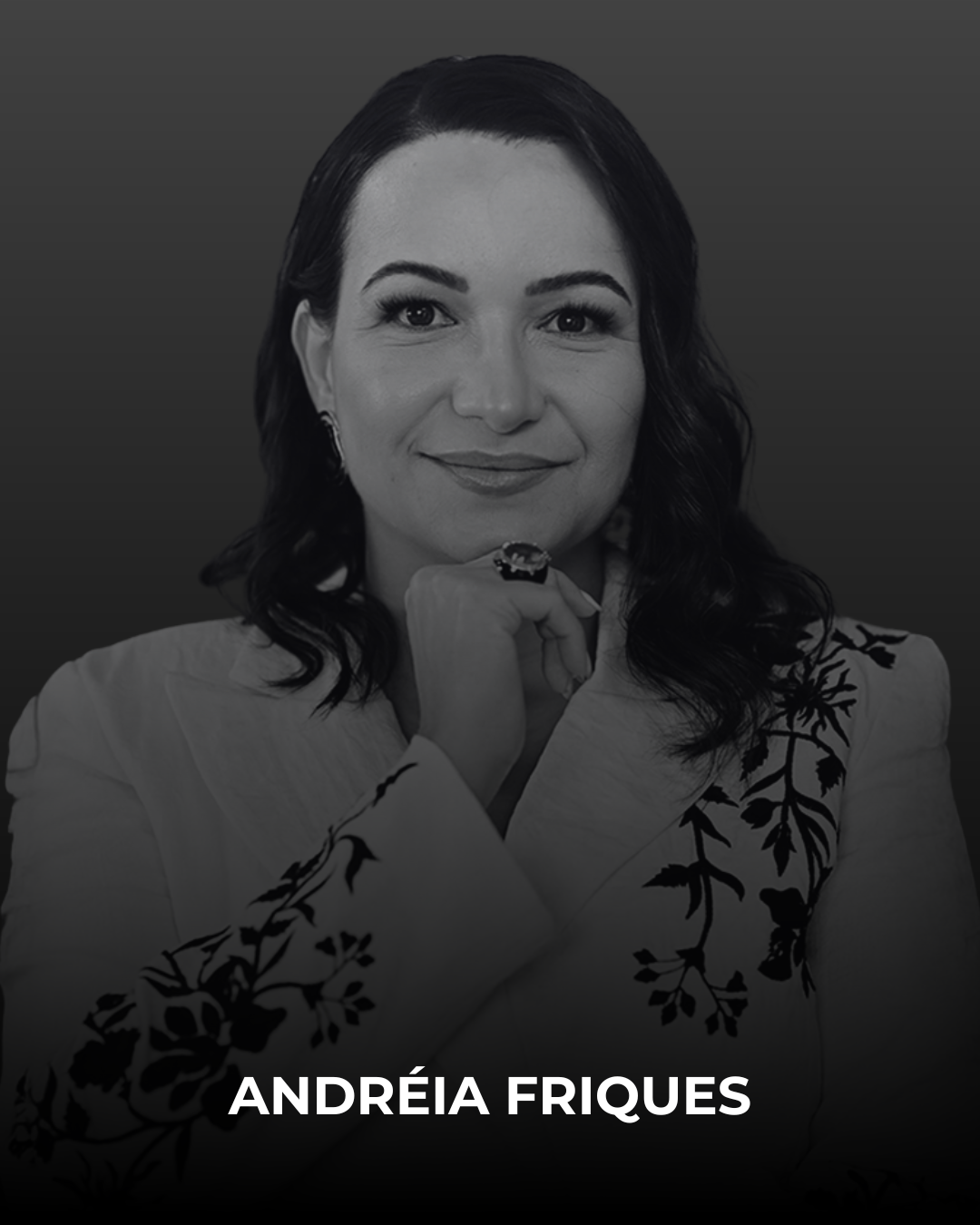 Doutora em Ciências Fisiológicas pela UFES e referência pioneira em Saúde da Mulher e Nutrição Materno Infantil. Desde 2000 acompanha mulheres e famílias do pré conceito ao pós parto e desenvolvimento infantil, unindo atuação clínica e educação. Mentora, escritora de 5 livros e professora, coordena as pós graduações e cursos do Instituto Andreia Friques.