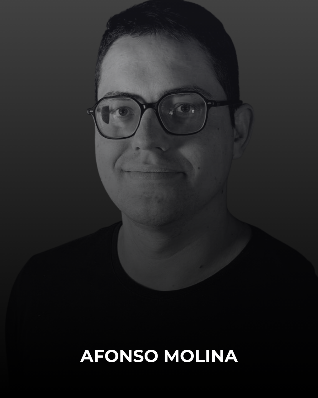 Estrategista de crescimento orgânico no Instagram, com mais de 8 anos de experiência, conhecido por ensinar métodos para aumentar seguidores, engajar audiências e vender todos os dias.